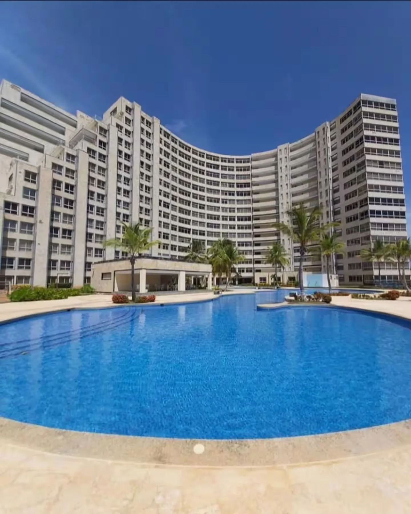 Edificio piscina · Residencias Ocean Blue