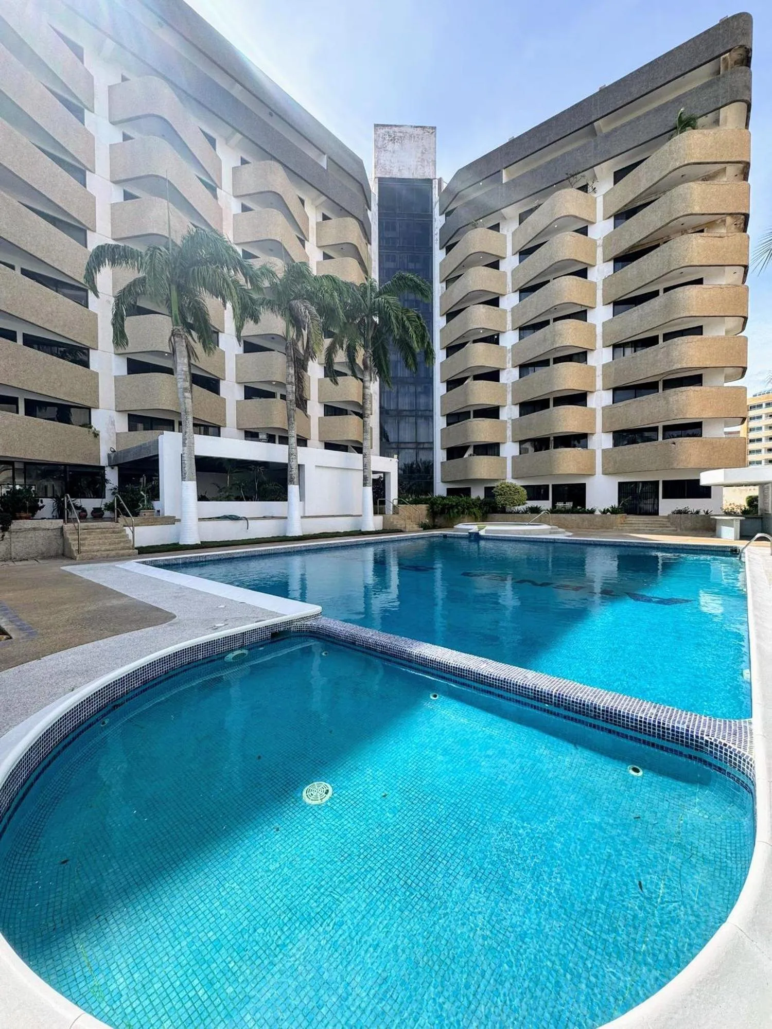 Piscina dia · Atenea Suites