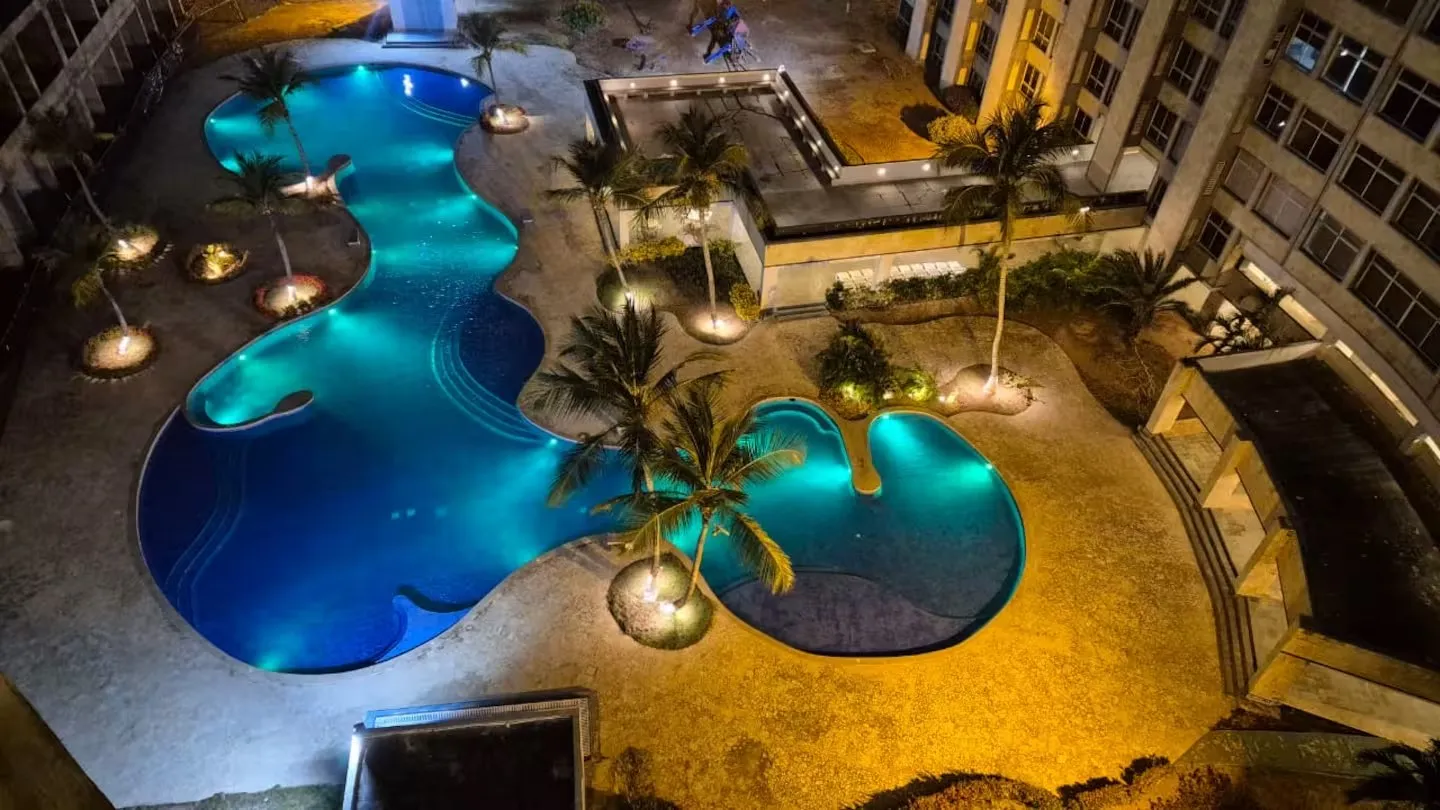Piscina noche · Mirador La Caracola, Residencias Ocean Blue