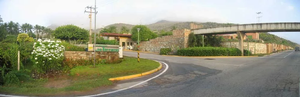 Pasarela peatonal playa · Las Terrazas de Guacuco