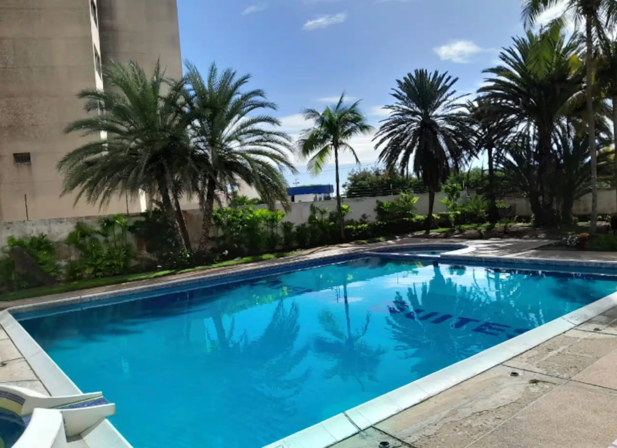 Piscina palmeras · Atenea Suites