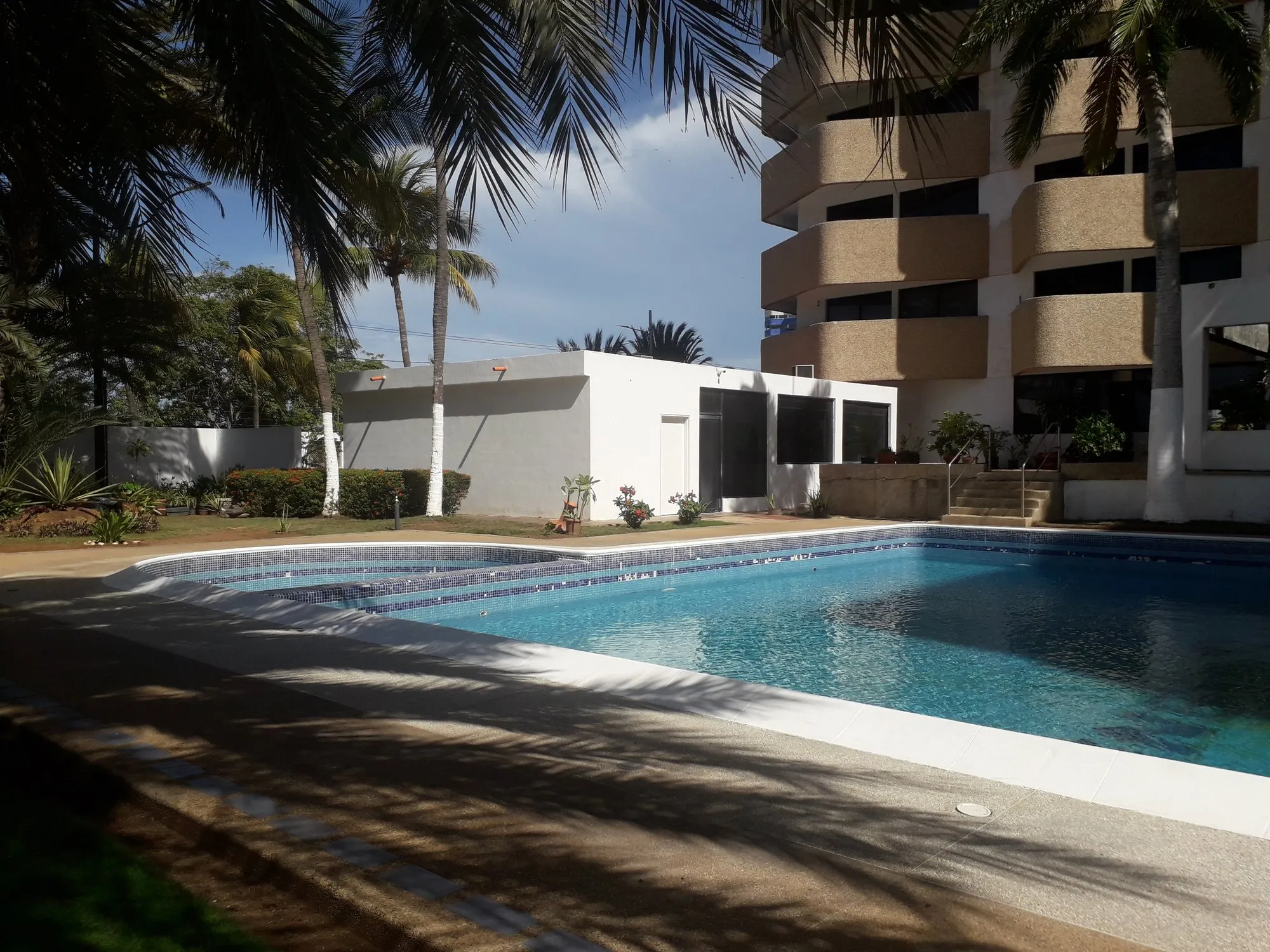 Piscina edificio · Atenea Suites