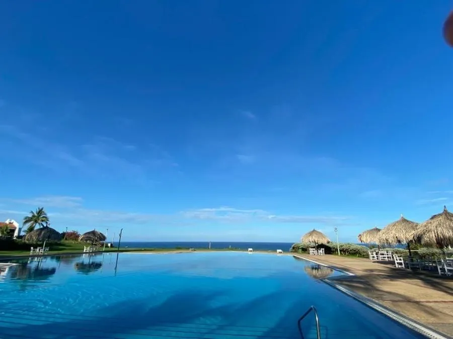 Piscina infinita mar · Las Terrazas de Guacuco