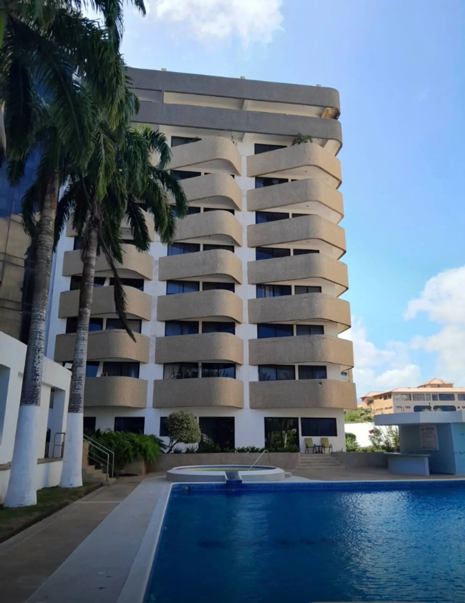 Edificio piscina · Atenea Suites