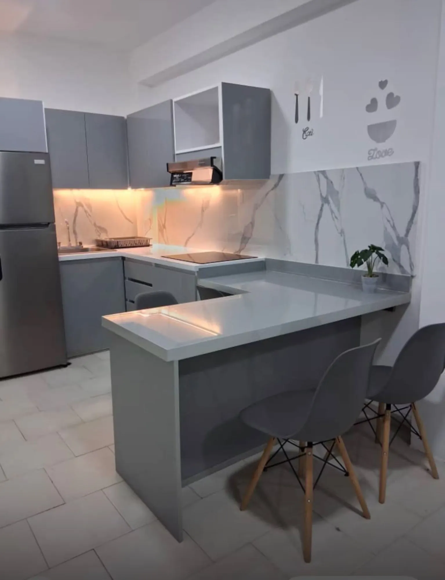 Cocina barra · Terraza Privada, Atenea Suites