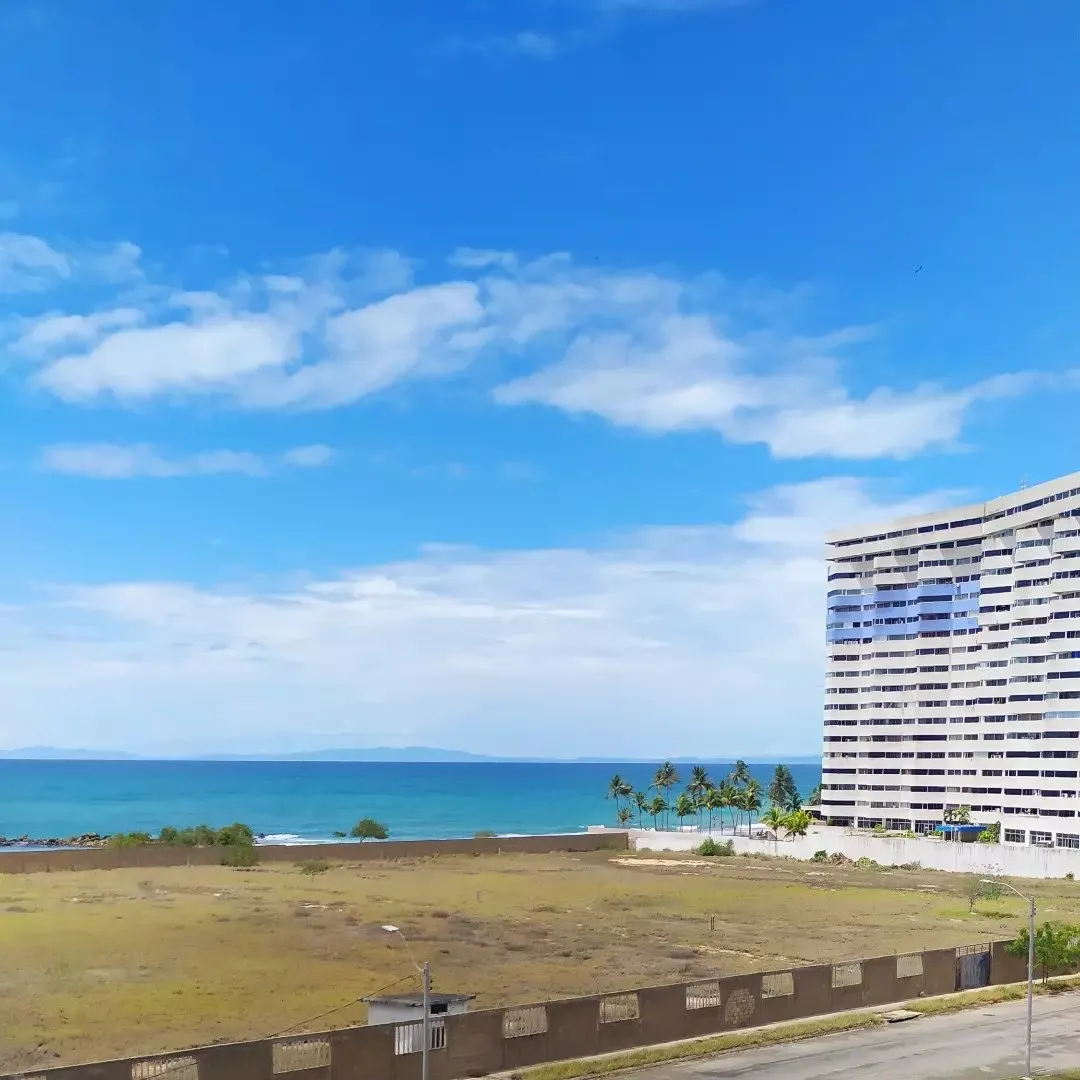 Vista mar edificio · Atenea Suites