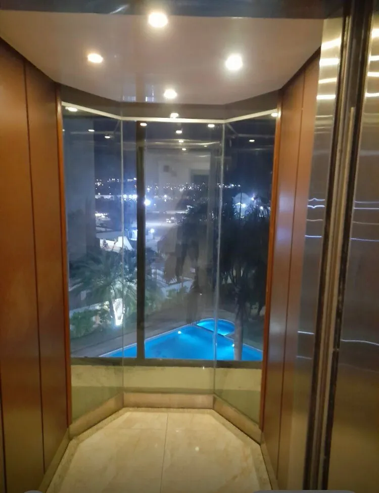 Ascensor panorámico · Atenea Suites