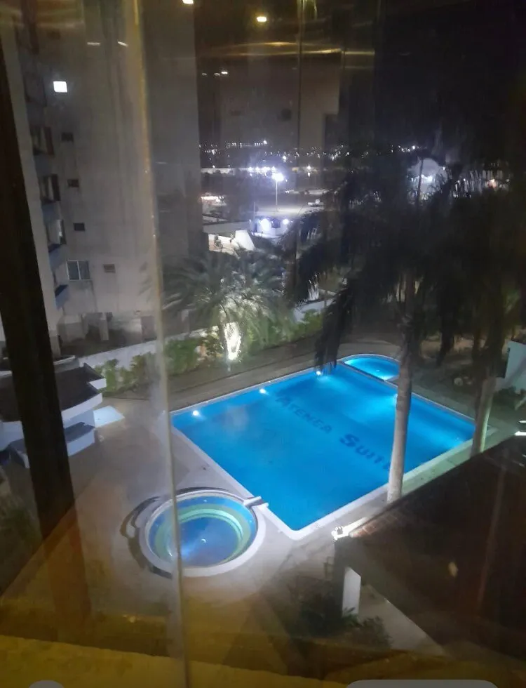 Piscina noche balcón · Vista al Mar, Atenea Suites