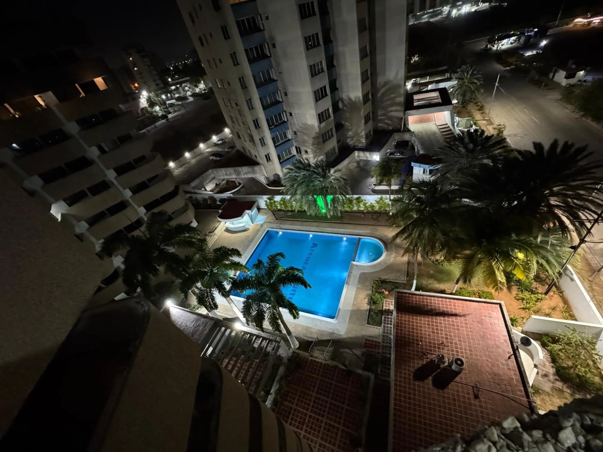 Piscina noche aérea · Atenea Suites