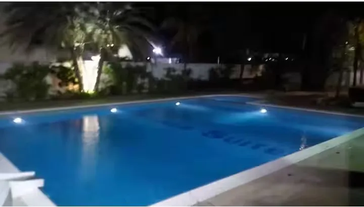 Piscina noche · Atenea Suites
