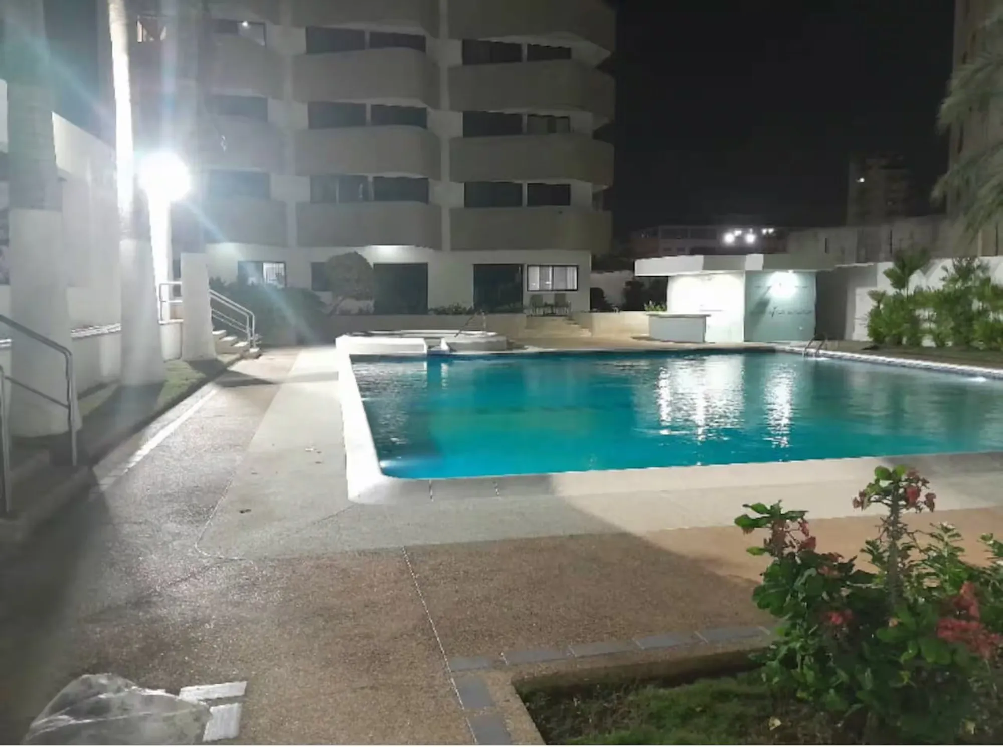 Piscina noche · Atenea Suites