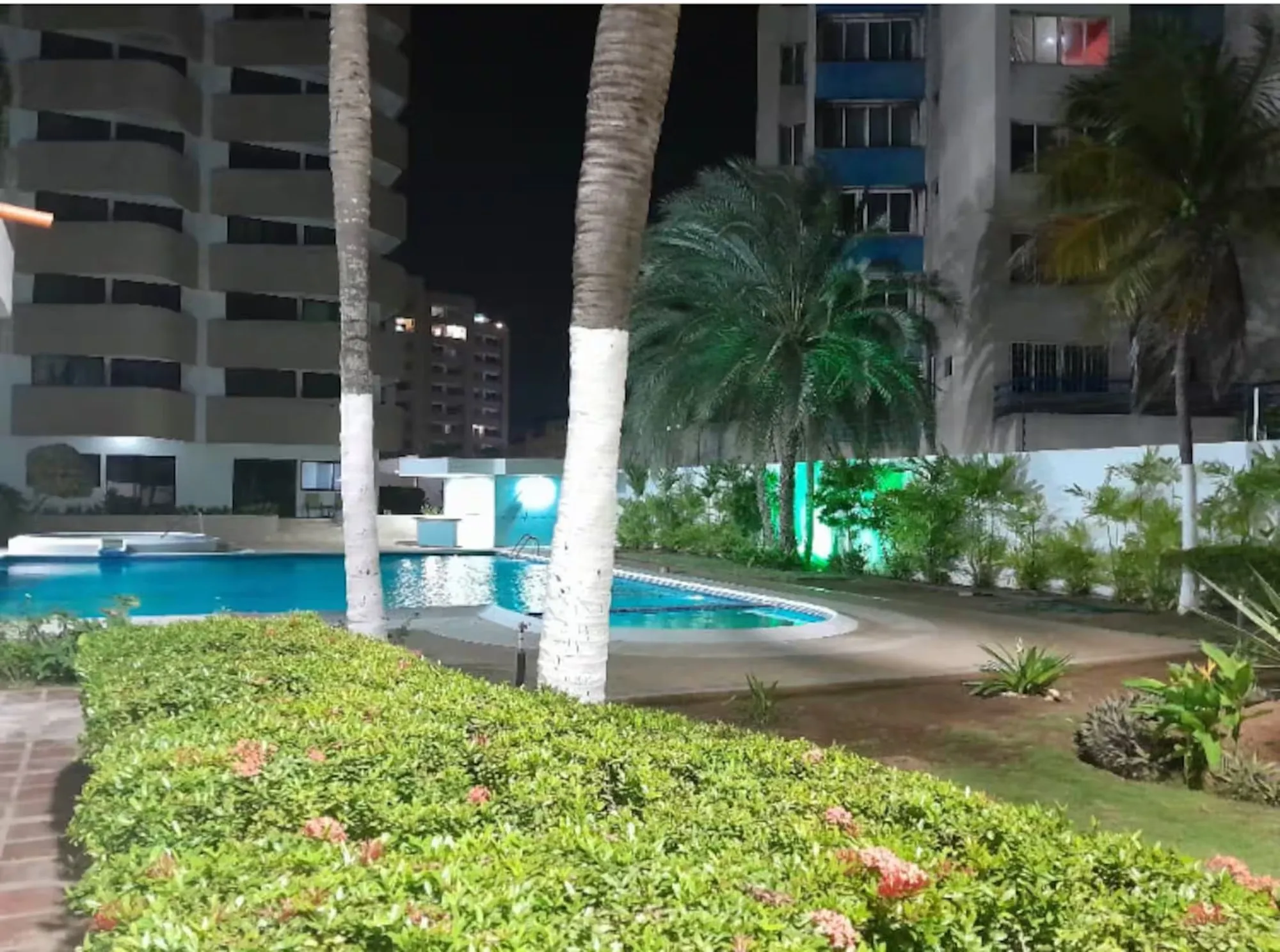 Jardín noche · Atenea Suites