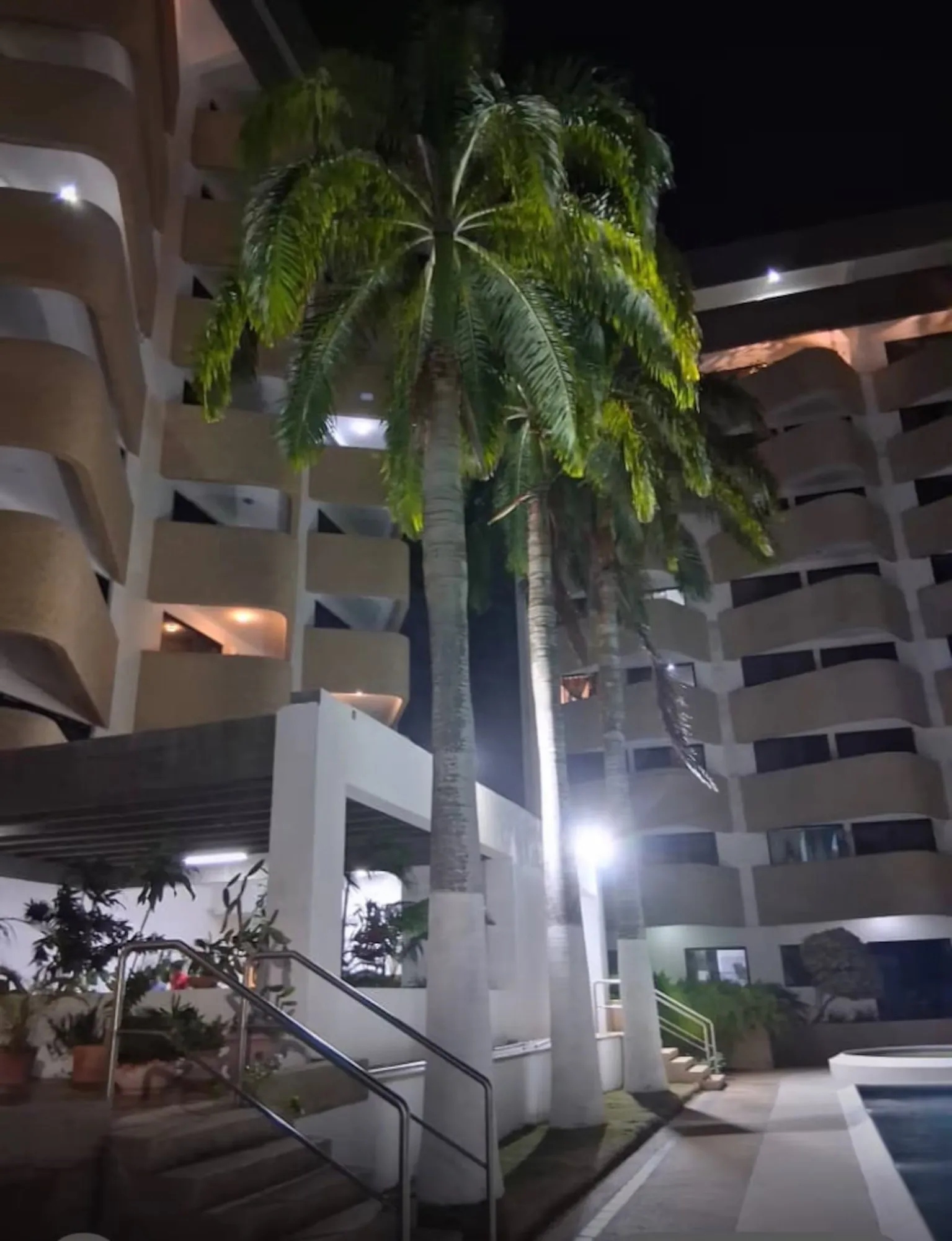 Edificio noche · Atenea Suites